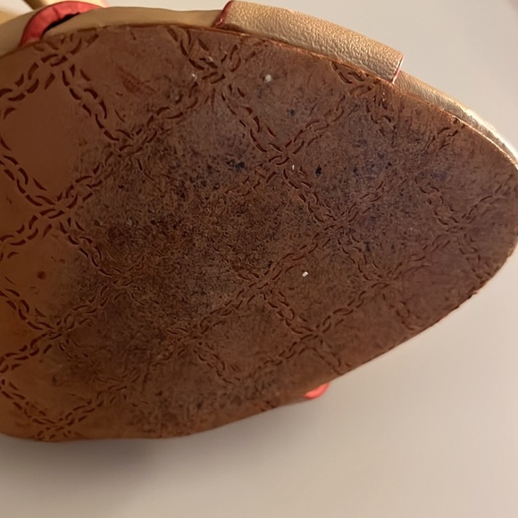 LAMB Tan with red accent heel - Picture 5 of 5